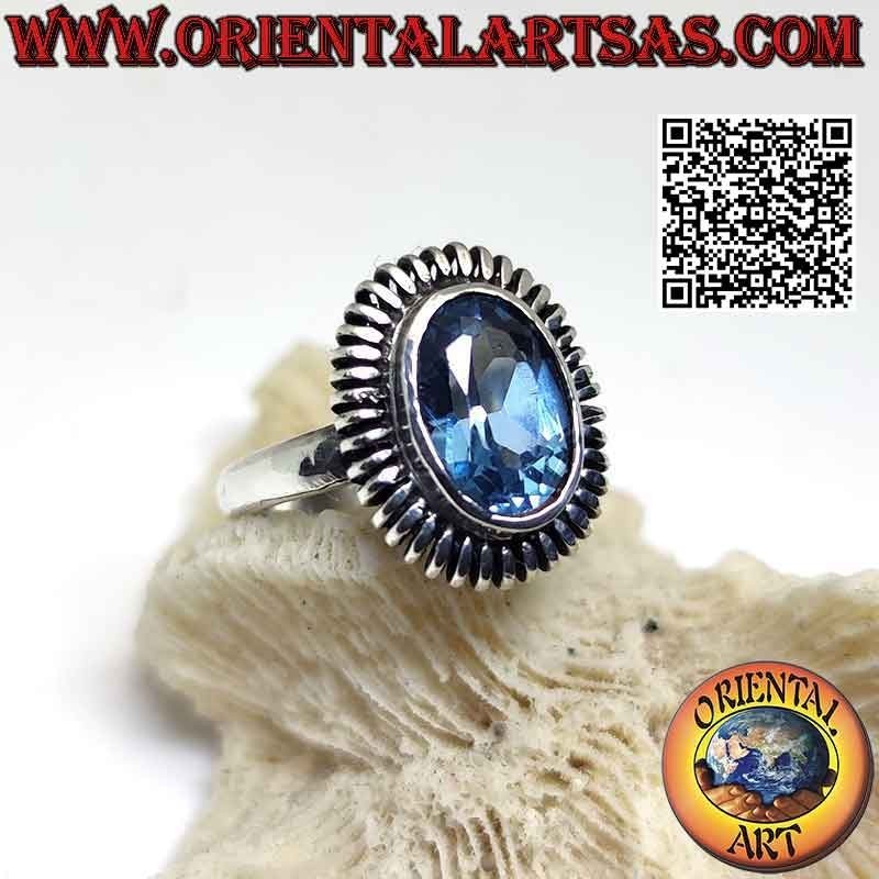 Anello in argento con topazio azzurro ovale contornato da molla liscia