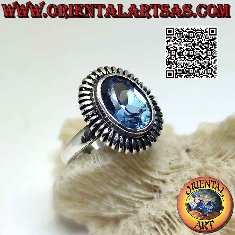 Bague en argent avec topaze bleue ovale entourée d'un ressort lisse