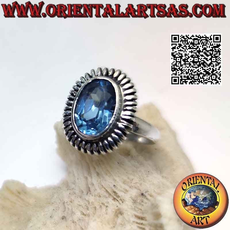 Anello in argento con topazio azzurro ovale contornato da molla liscia