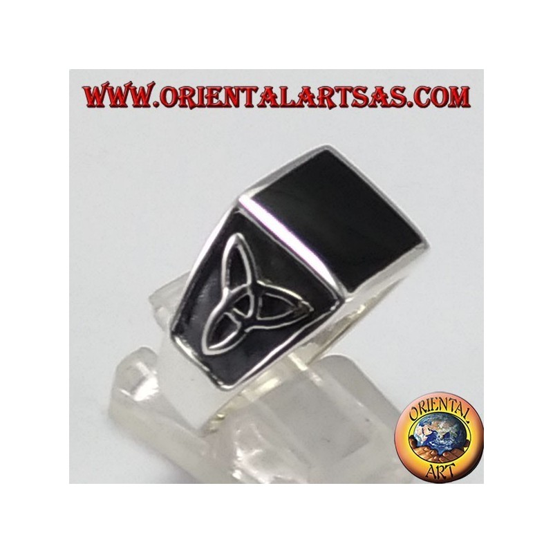 Anello in argento con onice quadrata e nodo tyrone 