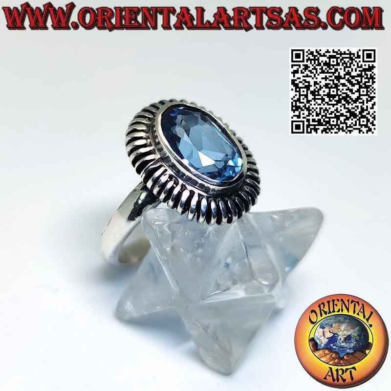 Bague en argent avec topaze bleue ovale entourée d'un ressort lisse