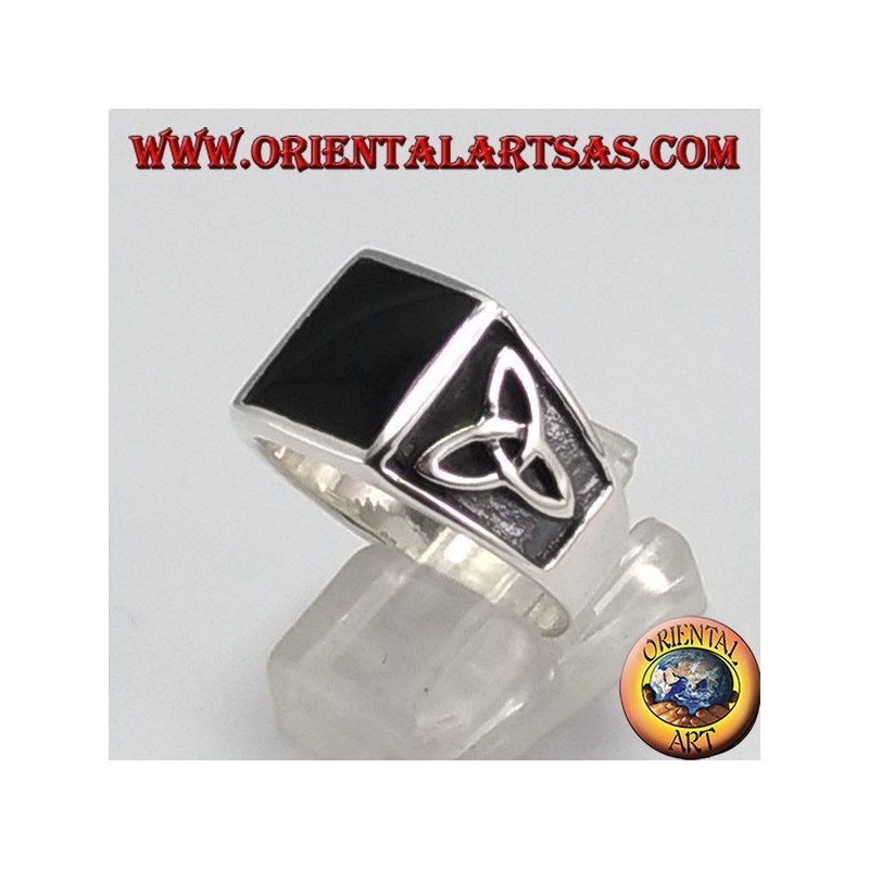 Anello in argento con onice quadrata e nodo tyrone 