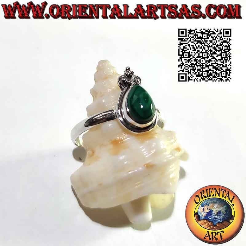 Anillo de plata con cabujón gota malaquita, borde liso y corona lirio