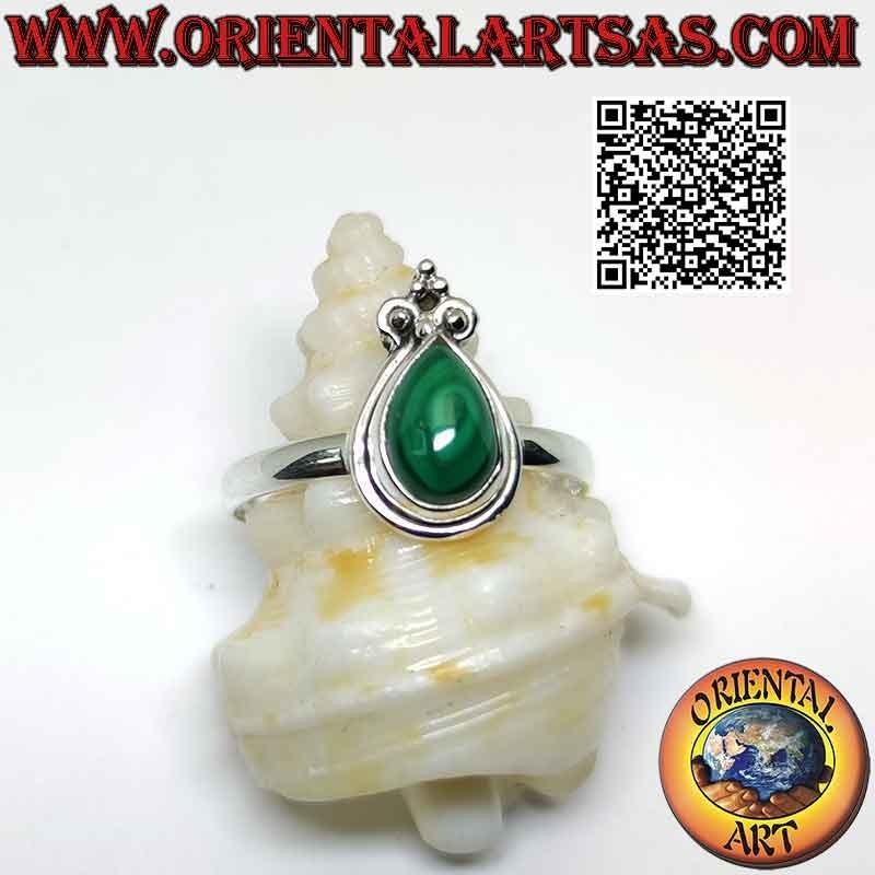 Anello in argento con malachite a goccia cabochon, bordo liscio e giglio a corona