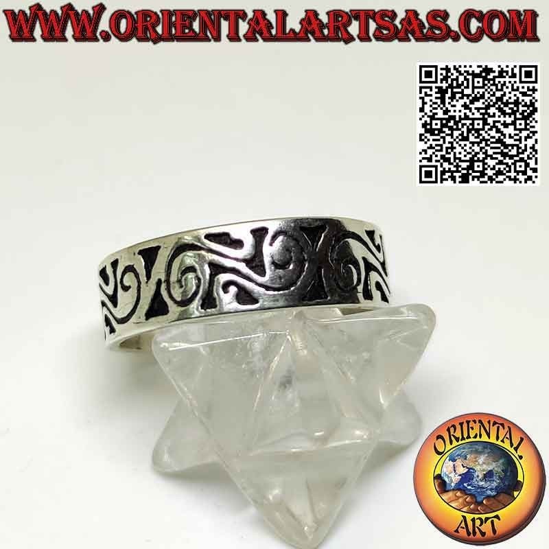 Anillo de plata con banda de 7 mm de ancho. con espirales folclóricas grabadas