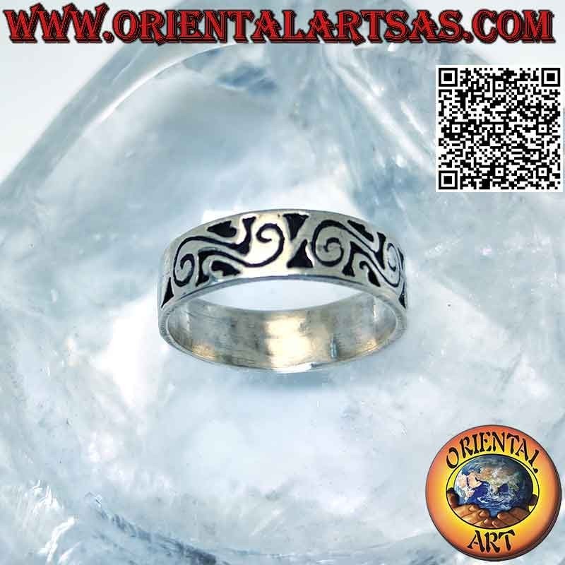 Anillo de plata con banda de 7 mm de ancho. con espirales folclóricas grabadas