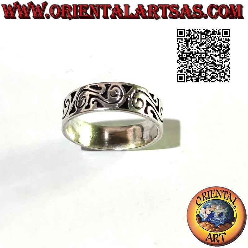 Anillo de plata con banda de 7 mm de ancho. con espirales folclóricas grabadas