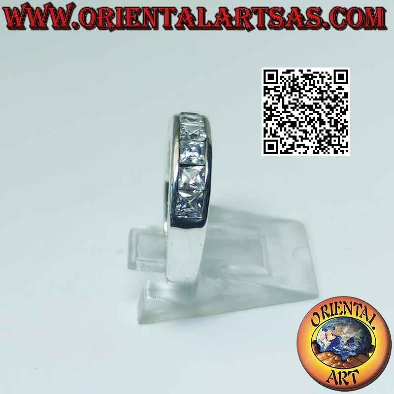 Anello in argento a fascia liscia con zirconi bianchi quadrati
