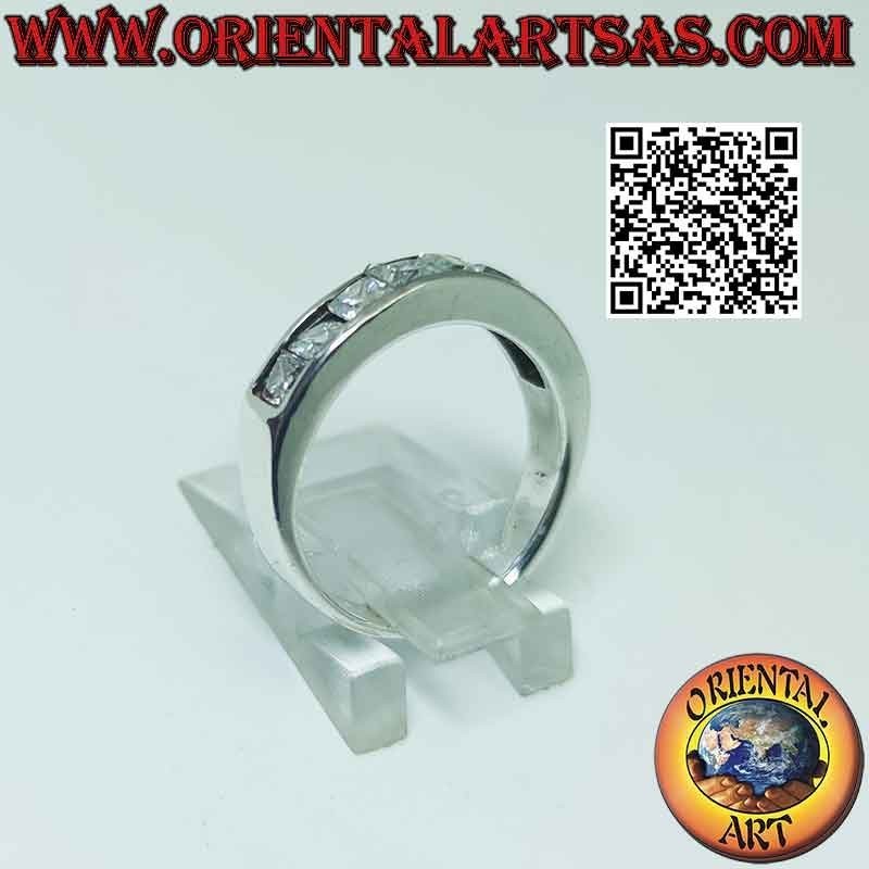 Anello in argento a fascia liscia con zirconi bianchi quadrati