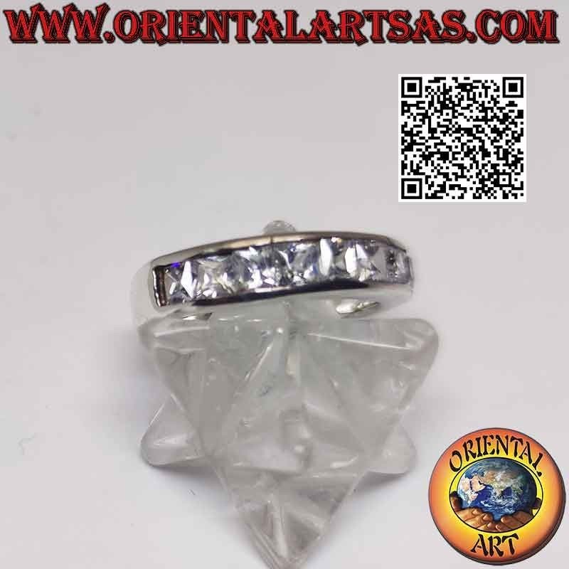 Bague en argent bande lisse avec zircons blancs carrés