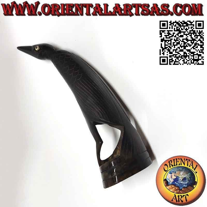 Corbeau sculpté sur une corne de buffle faite à la main (23cm)