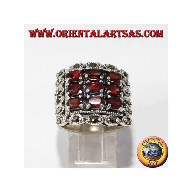 Anillo de plata, con 9 granates naturales ovalada y marcasita