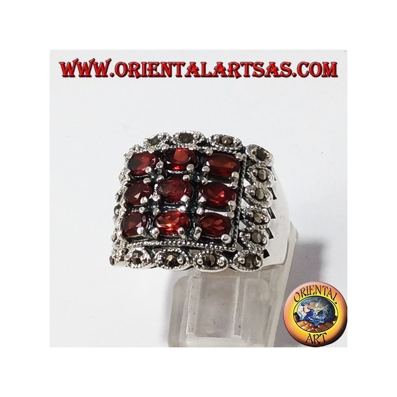 Anillo de plata, con 9 granates naturales ovalada y marcasita