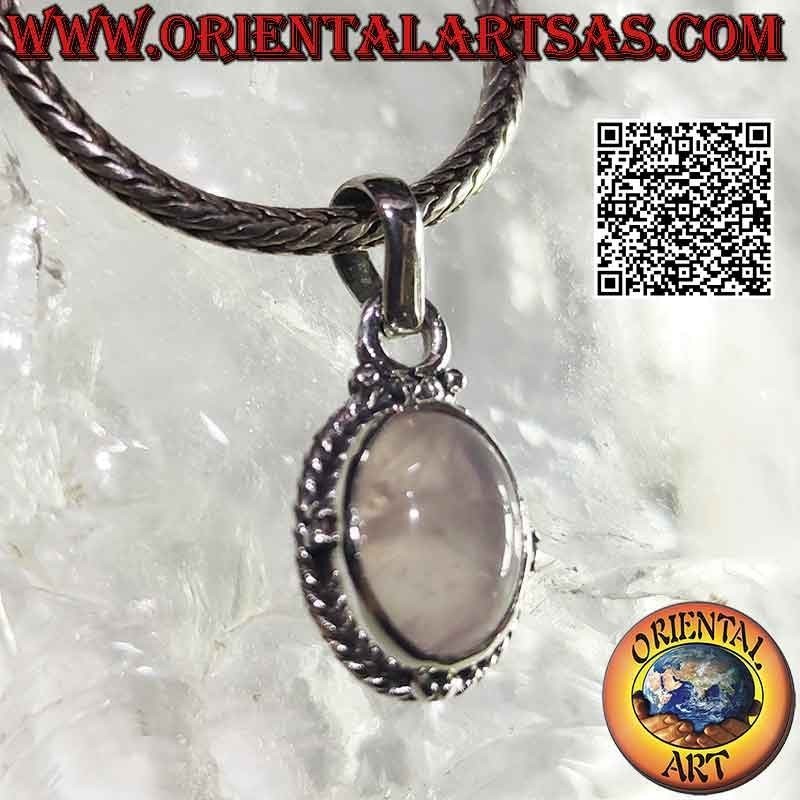 Pendentif en argent avec cabochon ovale en quartz rose entouré d'entrelacs et boule sur les points cardinaux