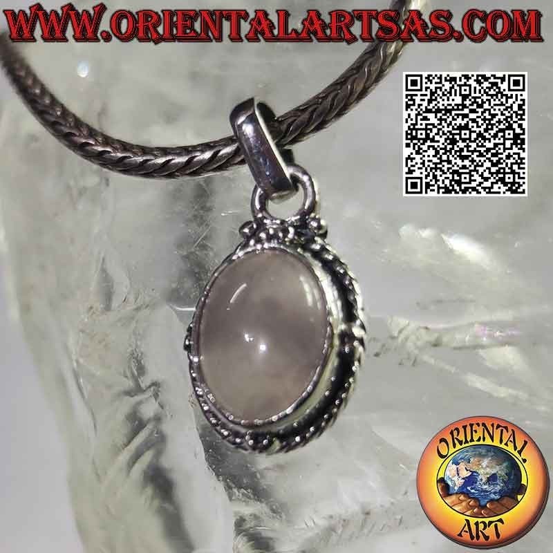 Pendentif en argent avec cabochon ovale en quartz rose entouré d'entrelacs et boule sur les points cardinaux