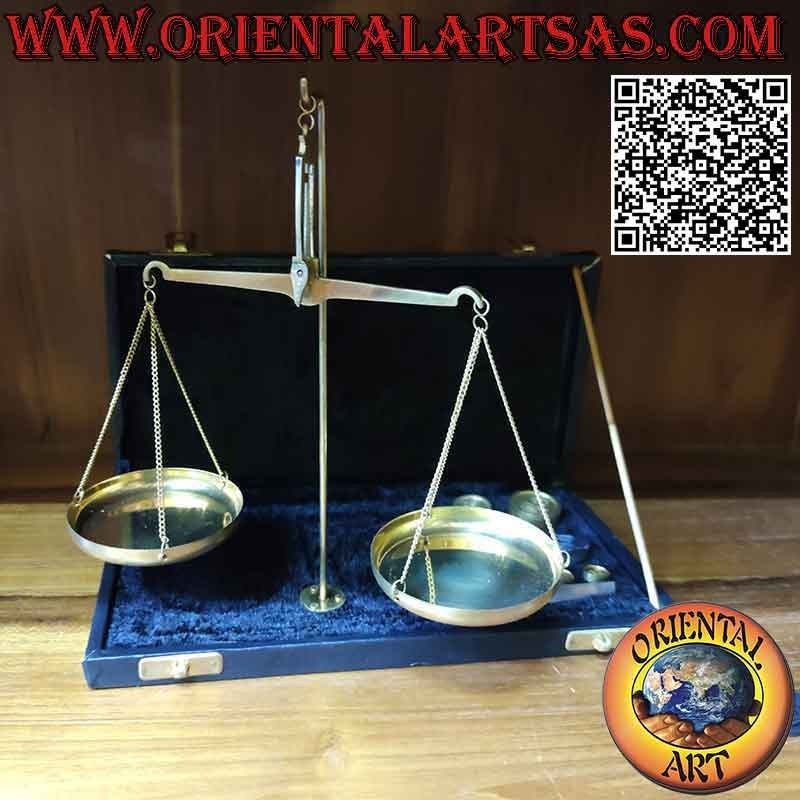 Ancienne petite balance pour bijoux ou apothicaire en laiton antique avec étui en velours et petits poids
