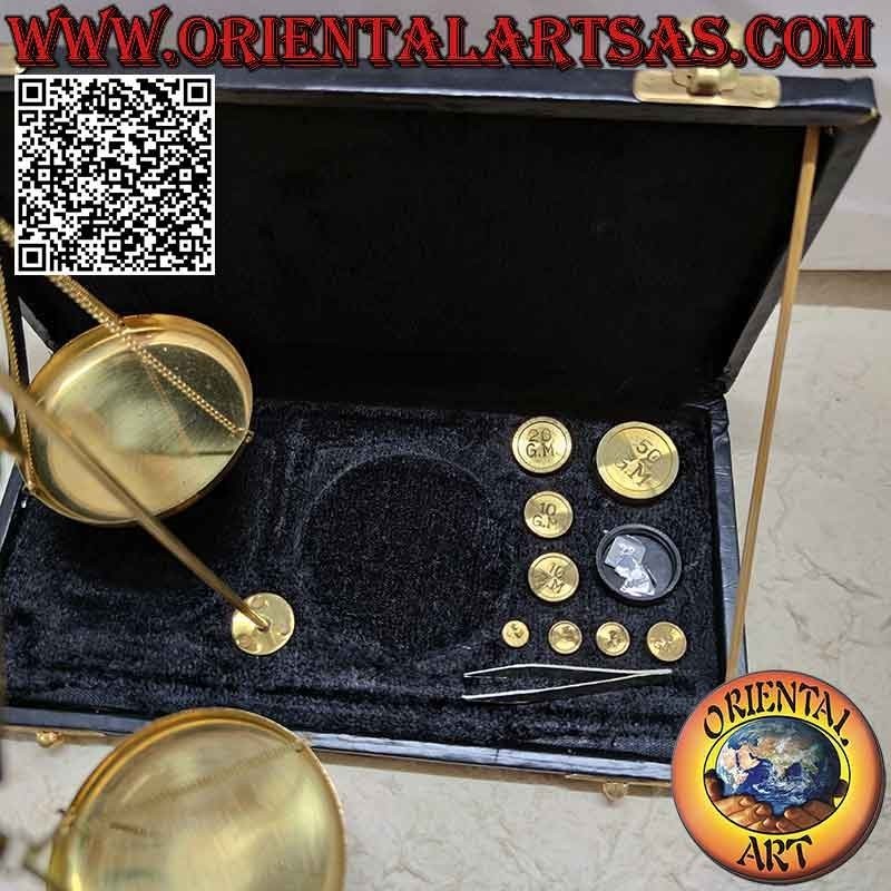 Balanza antigua de latón para joyería o boticario con estuche y pesas
