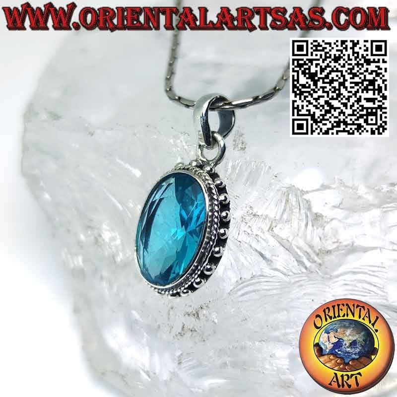 Colgante de plata con topacio azul oval facetado rodeado de bolitas