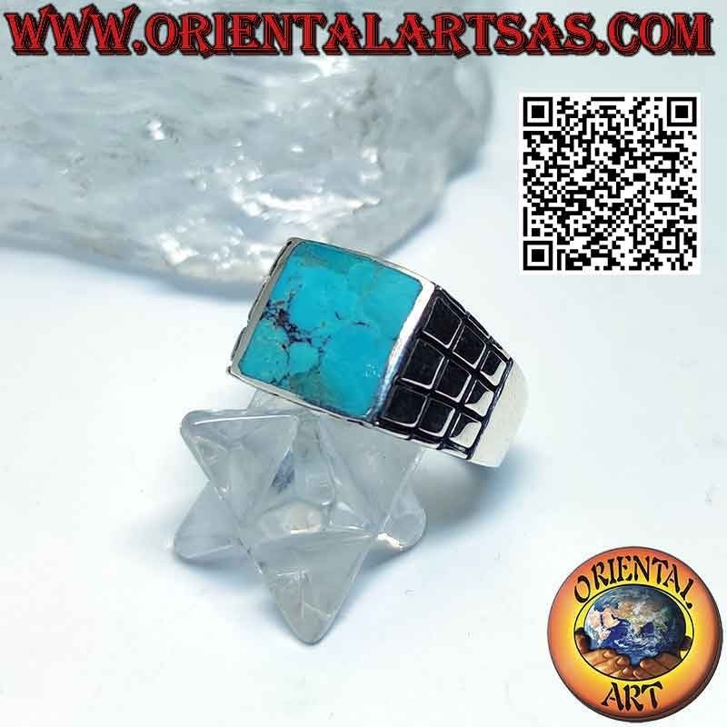 Anillo de plata con turquesa natural rectangular y cuadrados a los lados.
