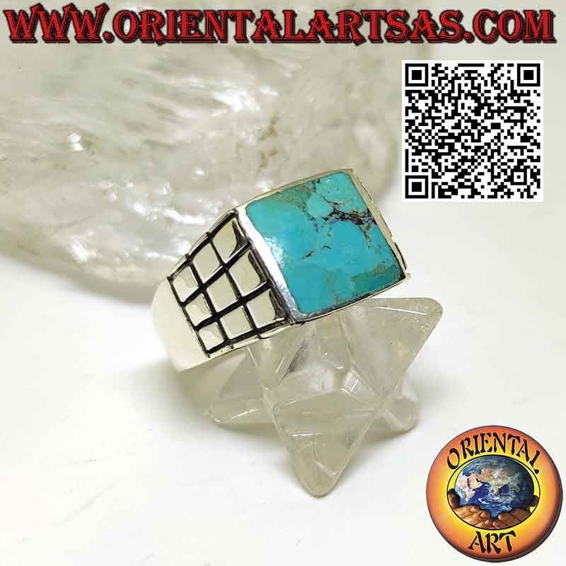 Anillo de plata con turquesa natural rectangular y cuadrados a los lados.