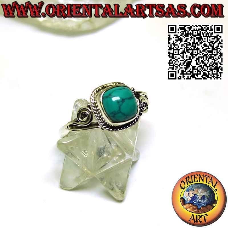 Anello in argento con turchese cabochon contornata da intreccio e spirale asimmetrica sui lati