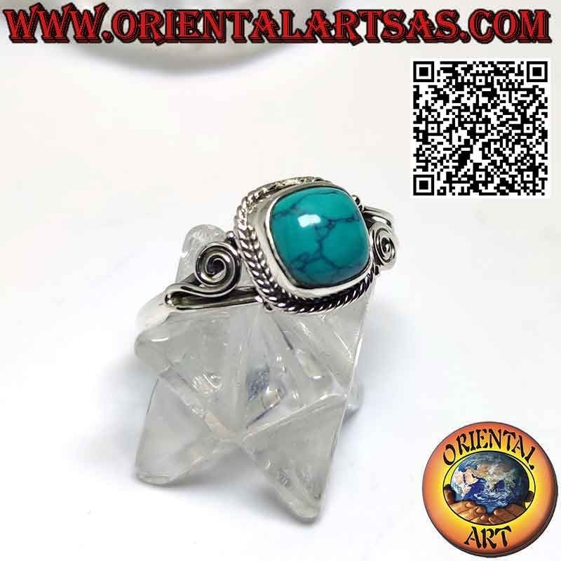 Anillo de plata con turquesa cabujón decorado con entrelazado y espiral