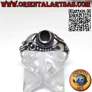 Silberring mit ovalem Onyx und an den Seiten mit lila Blüten verziert