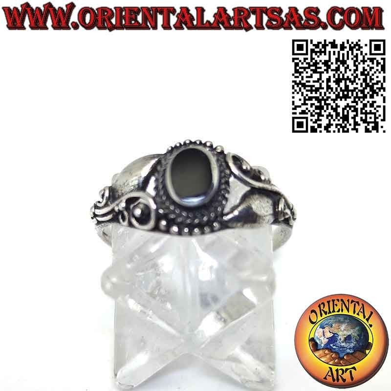 Bague en argent avec onyx ovale et décorée de fleurs lilas sur les côtés