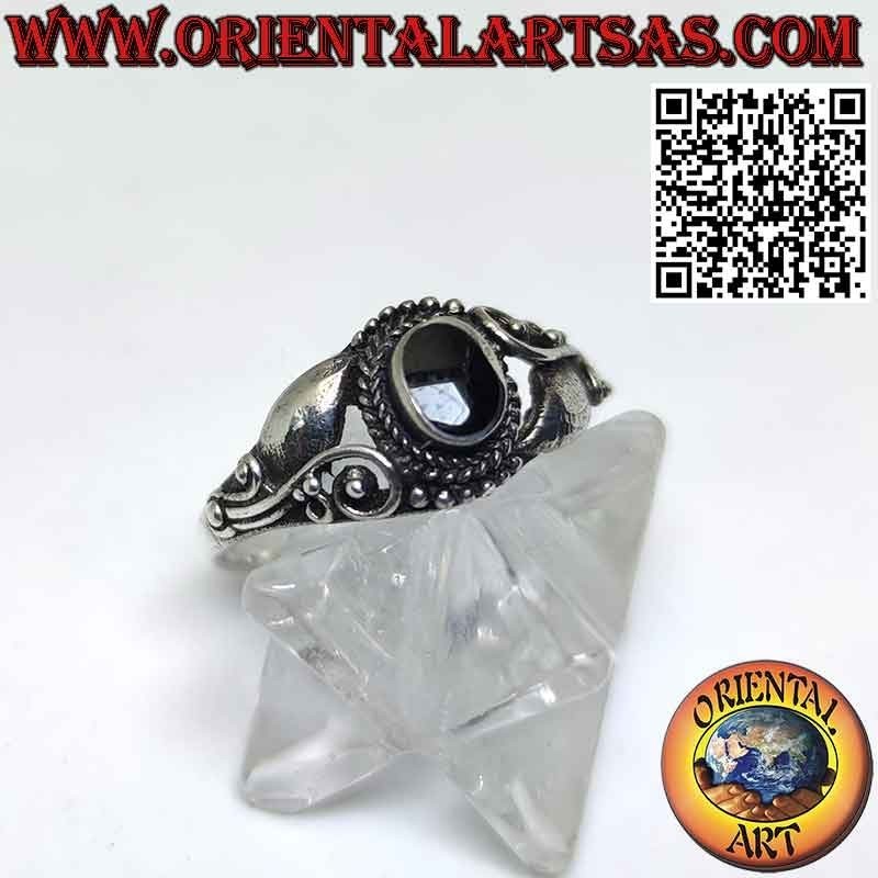 Bague en argent avec onyx ovale et décorée de fleurs lilas sur les côtés