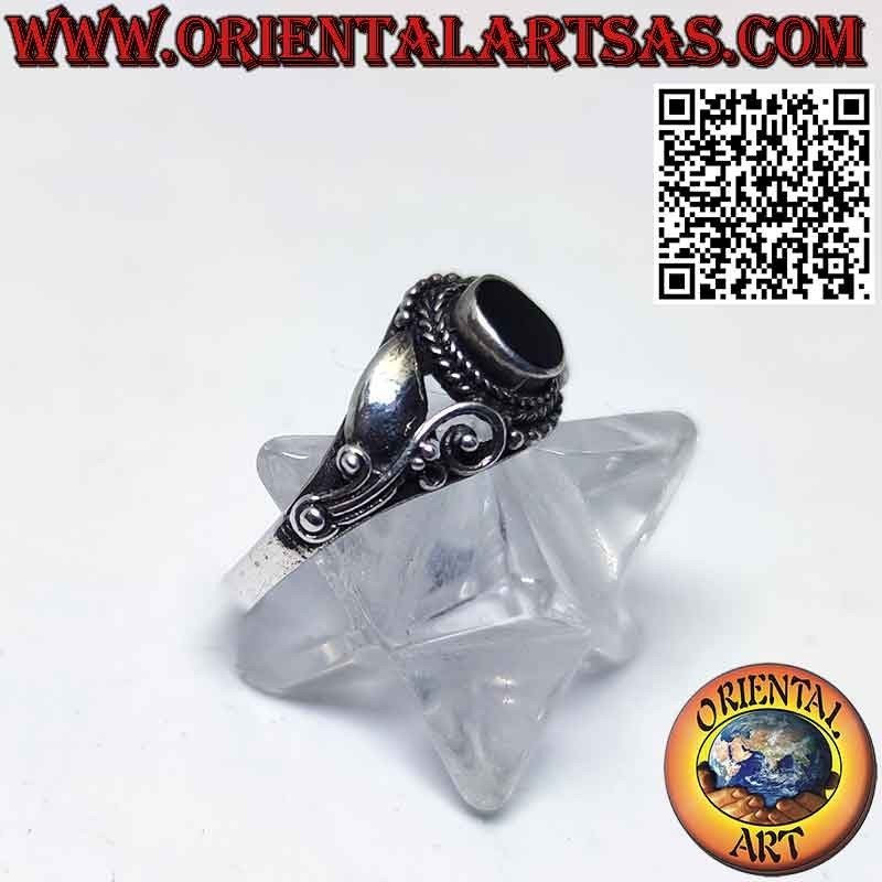 Bague en argent avec onyx ovale et décorée de fleurs lilas sur les côtés