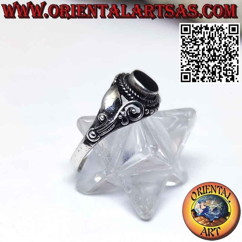 Anello in argento con onice ovale e decorato con fiori di lilla sui lati