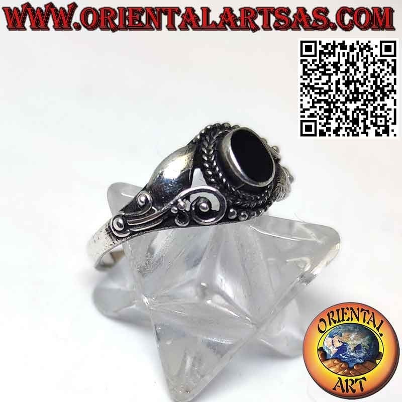 Anillo de plata con ónix ovalado y decorado con flores lilas en los laterales