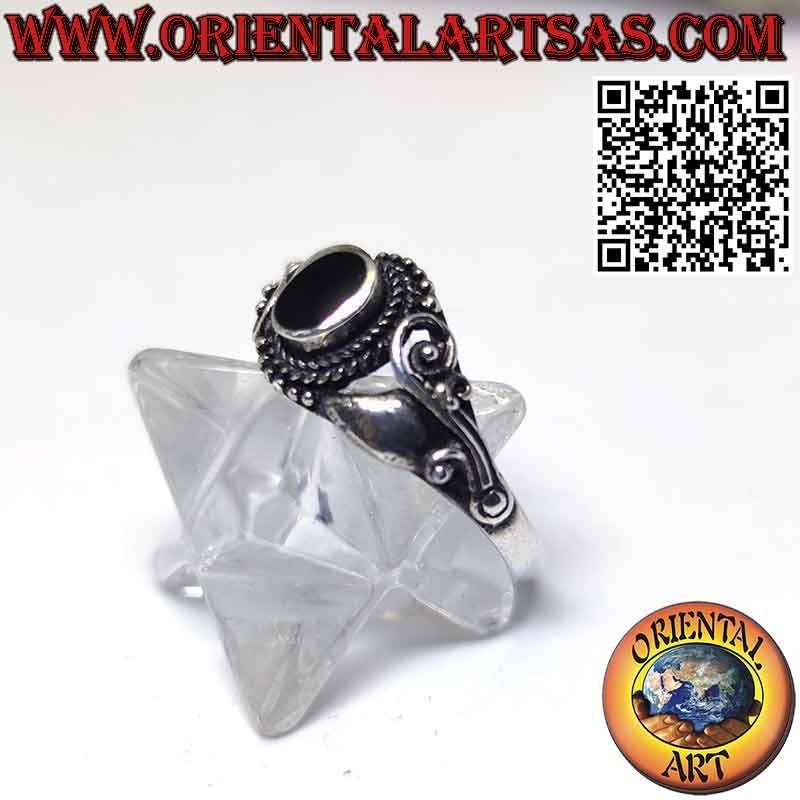 Anillo de plata con ónix ovalado y decorado con flores lilas en los laterales