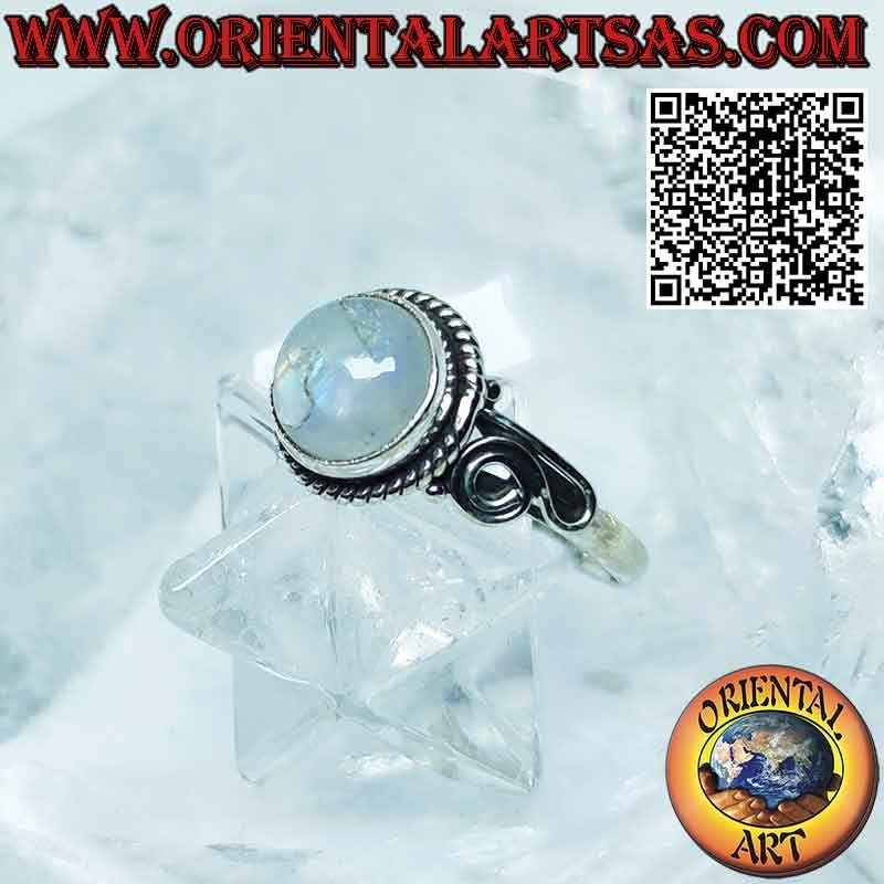 Anillo de plata con piedra de luna redonda adornada y espiral en los lados