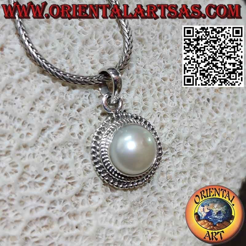Ciondolo in argento con perla contornata da doppio intreccio e microsfere