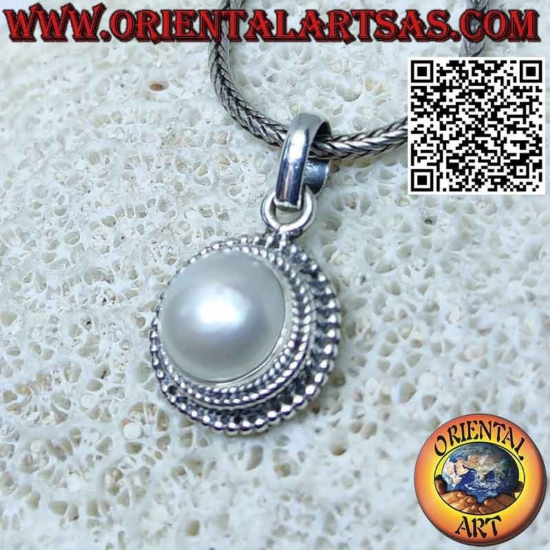 Ciondolo in argento con perla contornata da doppio intreccio e microsfere