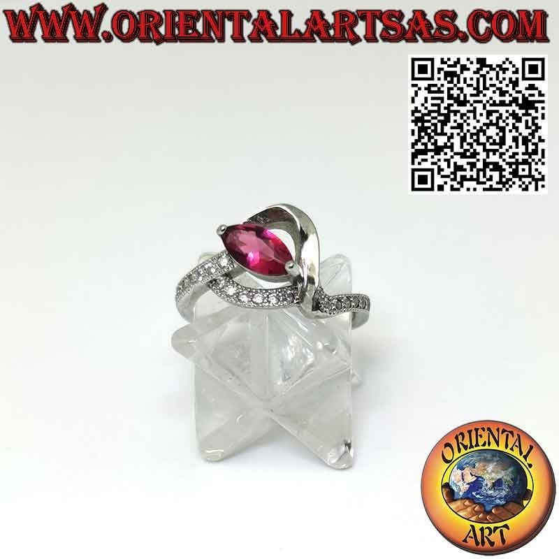 Bague en argent avec rubis navette et zircons, monture élégante