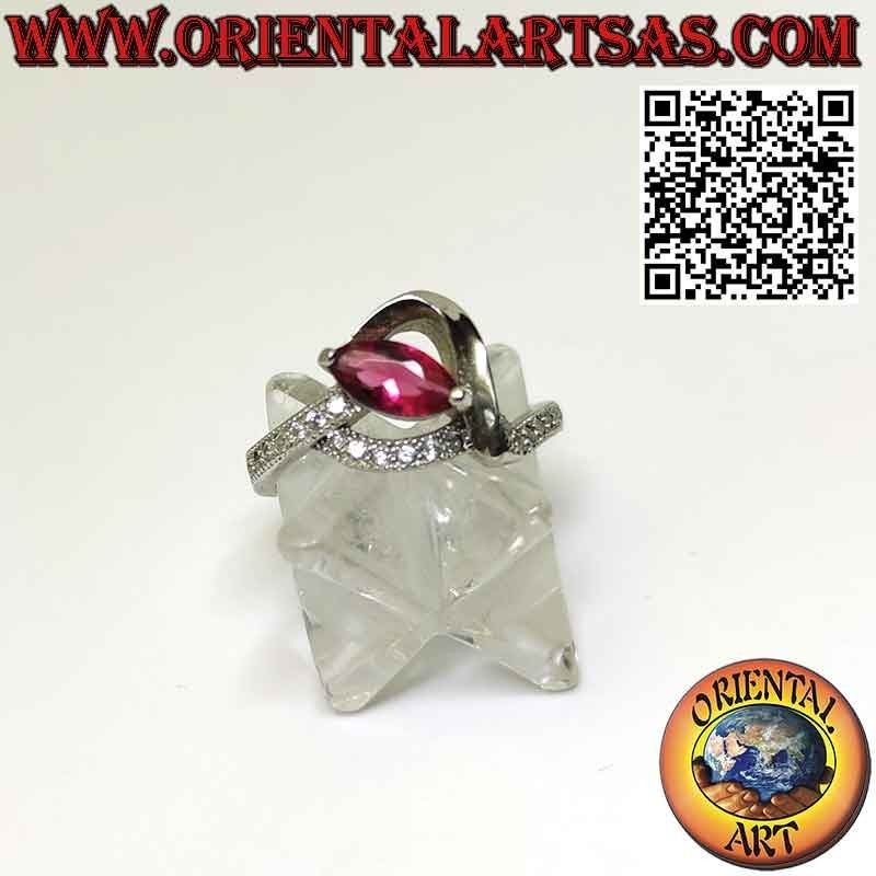 Bague en argent avec rubis navette et zircons, monture élégante