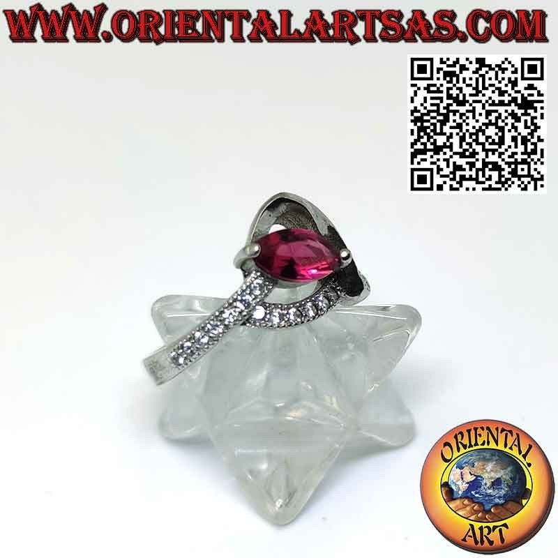 Anillo de plata con rubí lanzadera y circonitas, elegante engaste