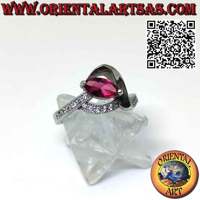 Bague en argent avec rubis navette et zircons, monture élégante