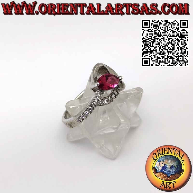 Bague en argent avec rubis navette et zircons, monture élégante