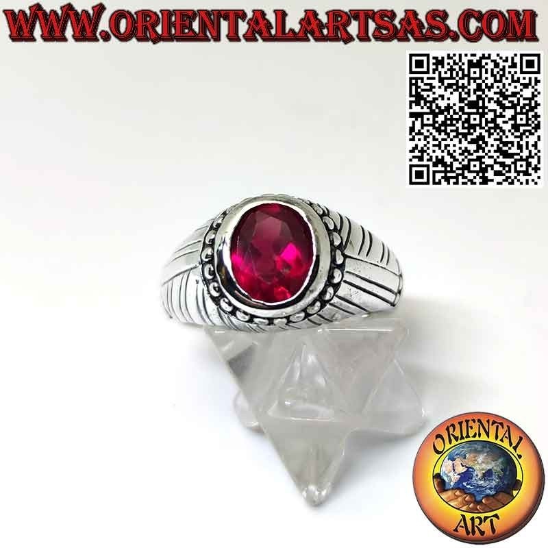 Anillo de plata con rubí sintético tachonado y rayado en los laterales