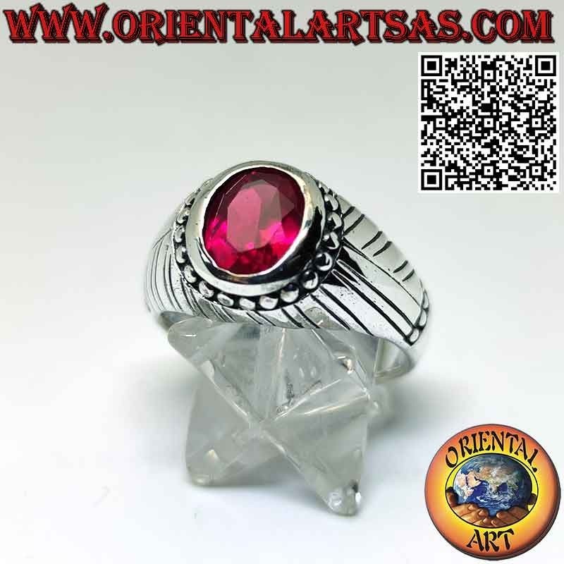 Anillo de plata con rubí sintético tachonado y rayado en los laterales