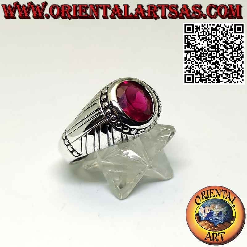 Anillo de plata con rubí sintético tachonado y rayado en los laterales