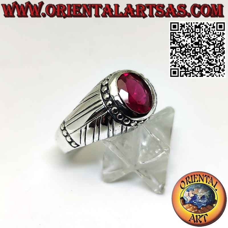 Anillo de plata con rubí sintético tachonado y rayado en los laterales