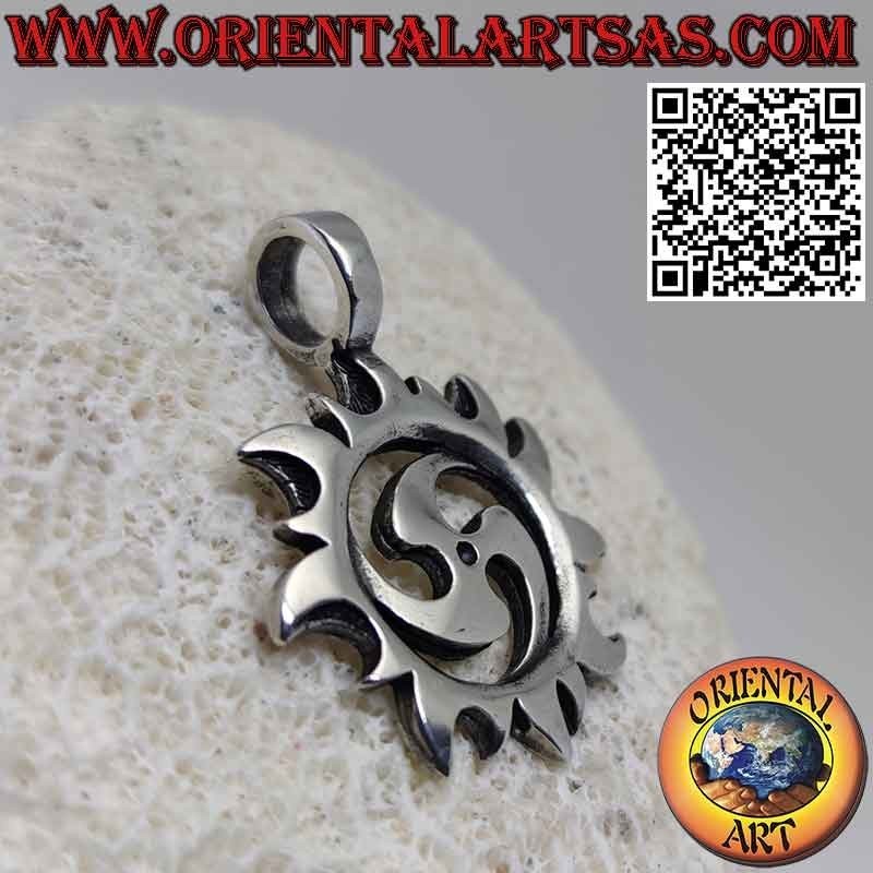 Colgante de plata Solar Tomoe exactamente también llamado mitsu-domoe