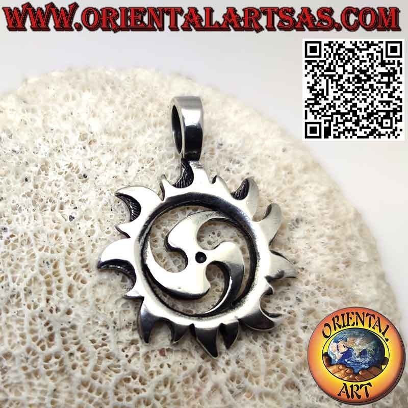 Colgante de plata Solar Tomoe exactamente también llamado mitsu-domoe