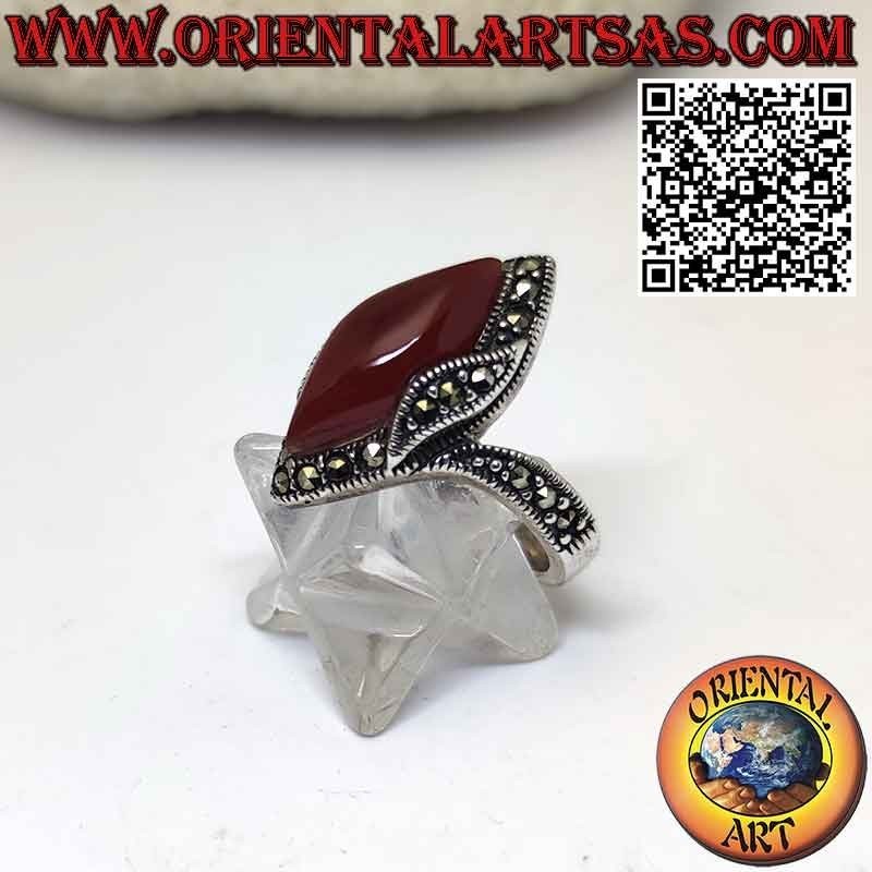 Anillo de plata con lanzadera de cornalina y marcasita en relieve en los laterales