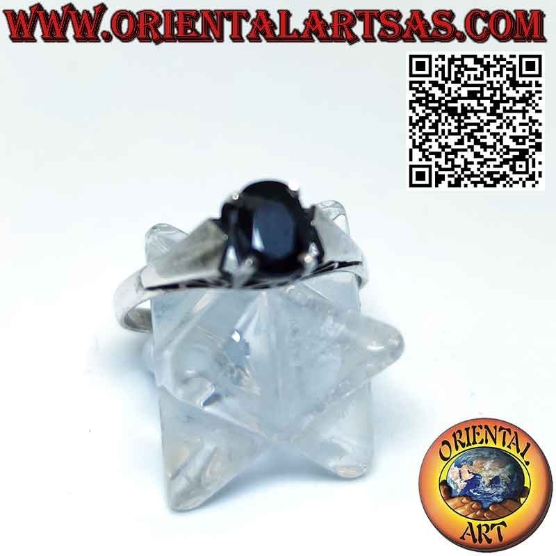 Anello in argento con zaffiro naturale ovale incastonato a 4 griffe