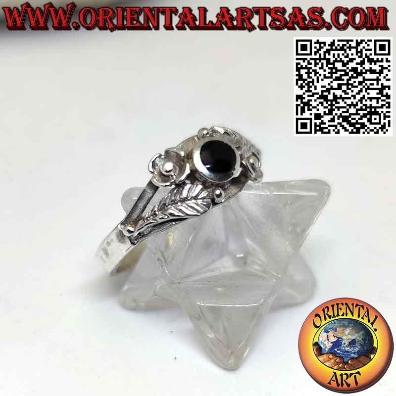 Anillo de plata con ónix redondo, adornos florales asimétricos